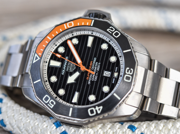 Fake Uhren: Titanmetall ist 1000 Meter wasserdicht, das Flaggschiff „Quarter Orange“
